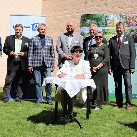 Die Partner unterzeichnen den F&ouml;rdervertrag in Branitz (SFPM, 2020)