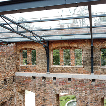 &uuml;berdachte Schlossruine in Zatonie, &copy; Władysław Czulak / Urząd Miasta Zielona G&oacute;ra