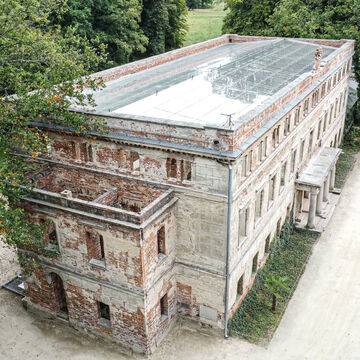 &uuml;berdachte Schlossruine in Zatonie, &copy; Władysław Czulak / Urząd Miasta Zielona G&oacute;ra